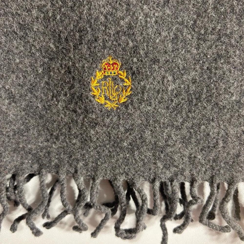 LAUREN RALPH LAUREN GREEN LABEL HEATHER GREY WOOL & NYLON OBLONG CREST SCARF O/S